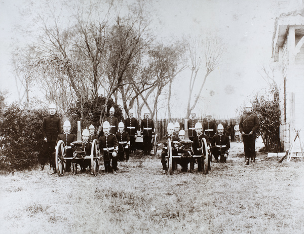 British soldiers with gatling or machine guns