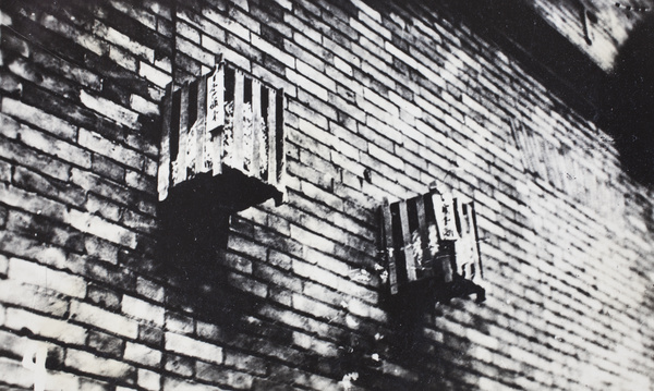 Two heads exposed in boxes, after execution