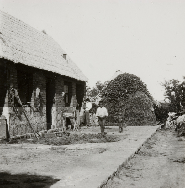 Children at a farm, Weihai (威海)