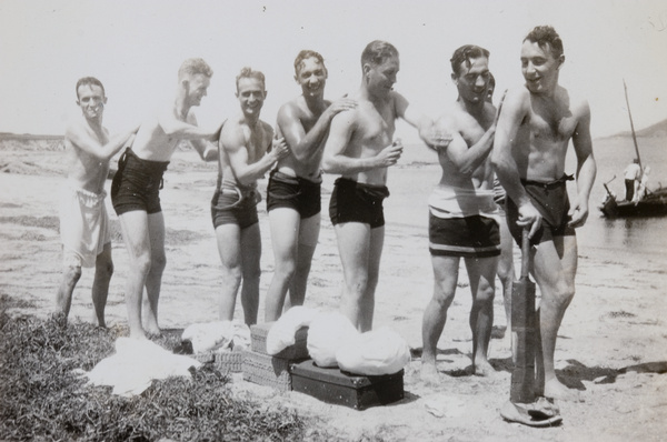 A picnic party apparently applying sun tan oil, Weihai (威海)