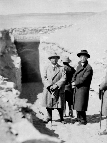 Sun Ke and Hu Hanmin at an archaeological site