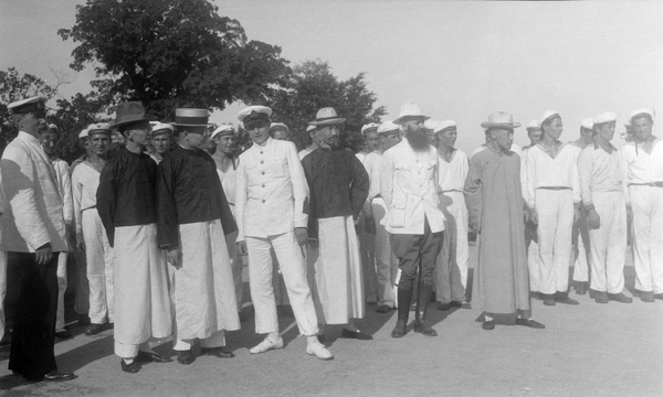 Hu Hanmin and Wu Chaoshu with Russian naval personnel