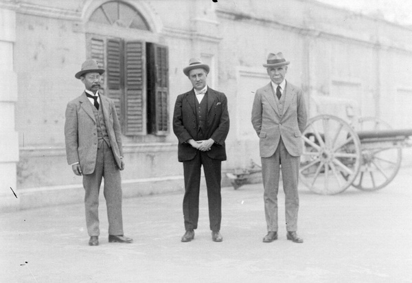 Wang Chonghui with two foreign men