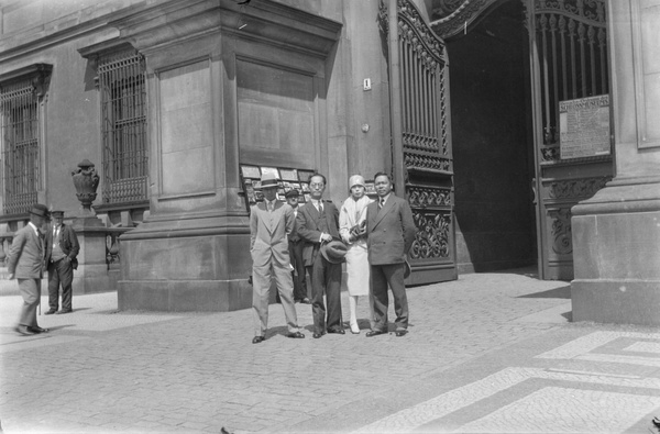 Hu Hanmin, Wu Yifei and others outside Berliner Schloss, Berlin