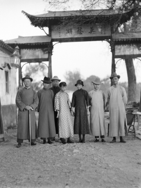 Wu Chaoshu and Wang Chonghui, by a traditional Chinese gateway