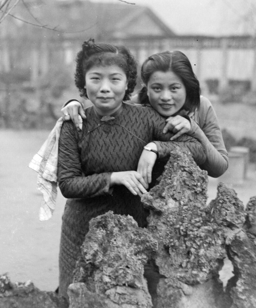 Liu Shengyi and Min Chin, with rock, Northern Hot Springs Park, Beibei