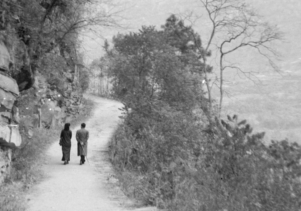 A couple walking at Northern Hot Springs Park