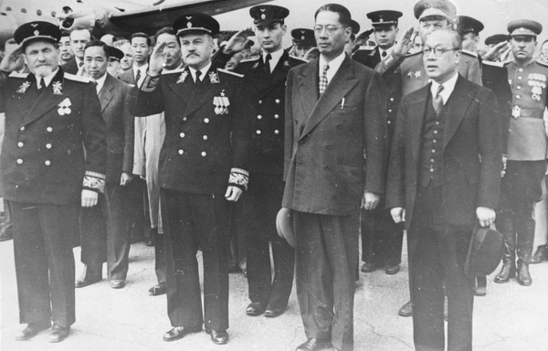 Officials saluting - T.V. Soong's visit to Moscow, 1945