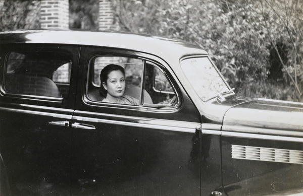 Lan Yezhen 藍業珍 in a 1937 Buick, Chungking, 1938