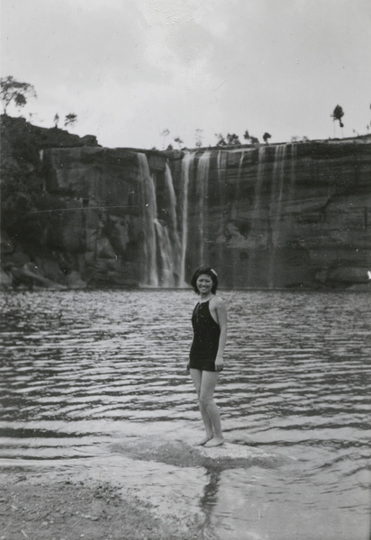 Jiang Fangling by a waterfall, Pei-pai