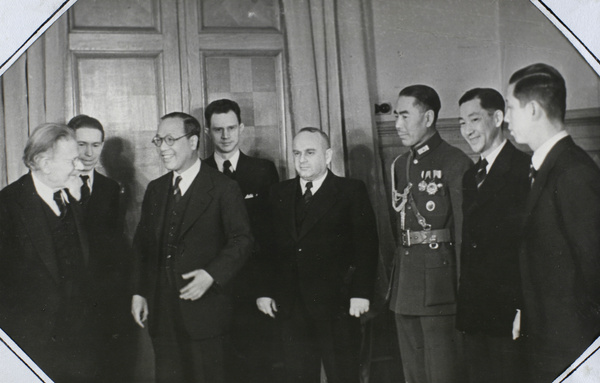 Fu and his colleagues presenting credentials at the Kremlin, Moscow