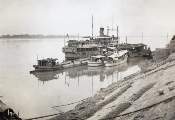 S.S. Ming Yuen (民元) anchored off Jingzhou (沙市)