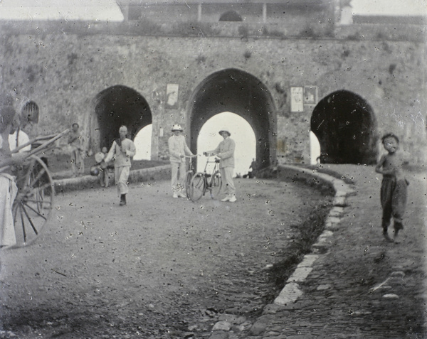 R.F.C. Hedgeland and E.B. Howell at the Drum Tower, Nanjing (南京鼓楼)