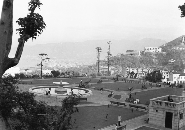 Visitors, promenade and water fountain, Botanical Gardens (香港動植物公園), Hong Kong