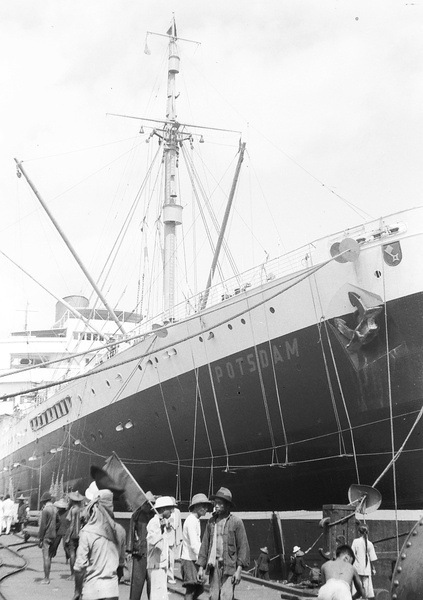 SS 'Potsdam', stevedores and dockside workers, Hong Kong