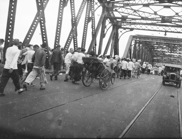 Refugees crossing Garden Bridge on foot, Shanghai, August 1937