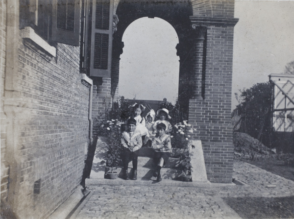 Children seated on entrace steps to 35 Tongshan Road, Hongkou, Shanghai