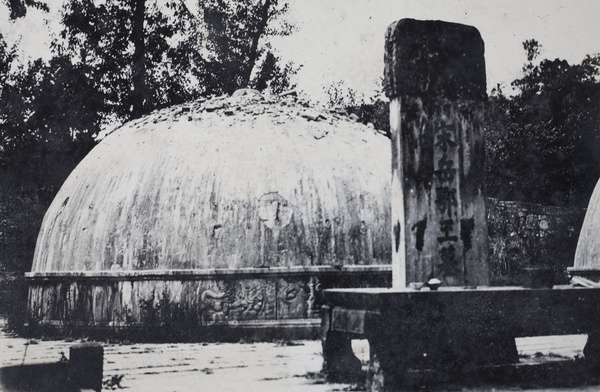 Domed tomb with tablet and offerings, Yue Fei Temple, West Lake (Xihu), Hangzhou