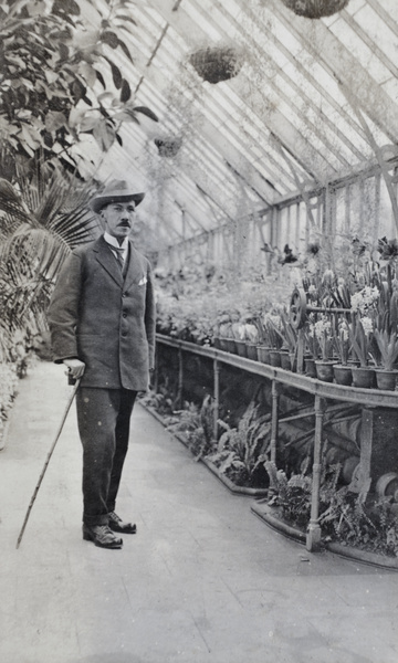 Man with a walking cane in the Sincere Department Store roof garden, Shanghai