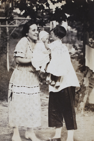 Margie Hutchinson holding Sonny with an amah holding Bea Hutchinson, Moganshan