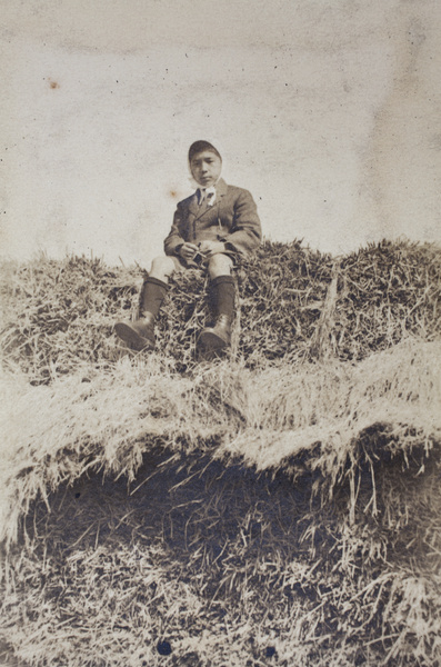 Fred Hutchinson wearing a handkerchief tied around his head, Hongkou, Shanghai