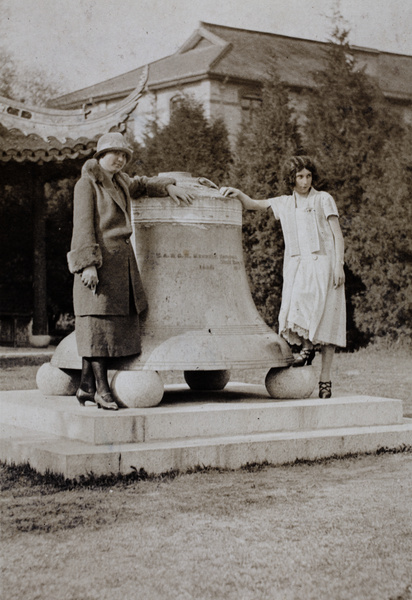 Sarah Hutchinson and Sonia Gotfried standing either side of a large bell, Jessfield Park (Zhongshan Park 上海中山公园), Shanghai