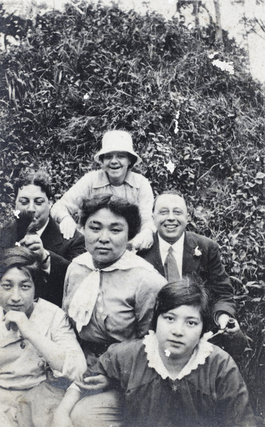 Unidentified men and women on an outing