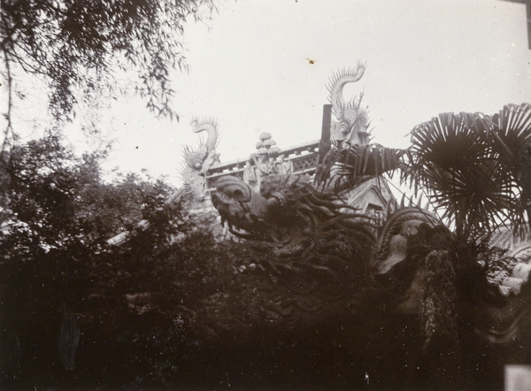 Dragon-spined wall and rooftop, Yuyuan Garden, Shanghai