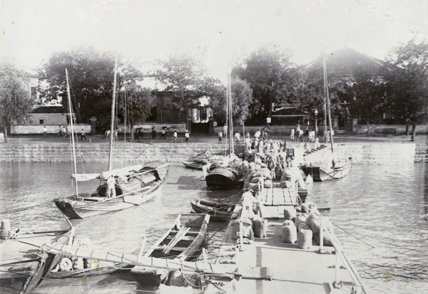 Unloading cargo, opposite British Consulate, Kiukiang