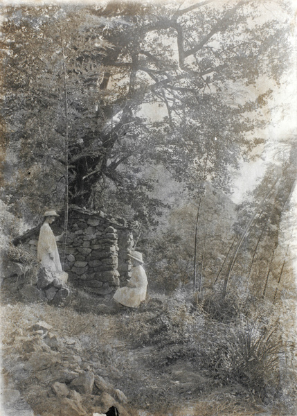 A shrine by the road to a temple, near Kiukiang