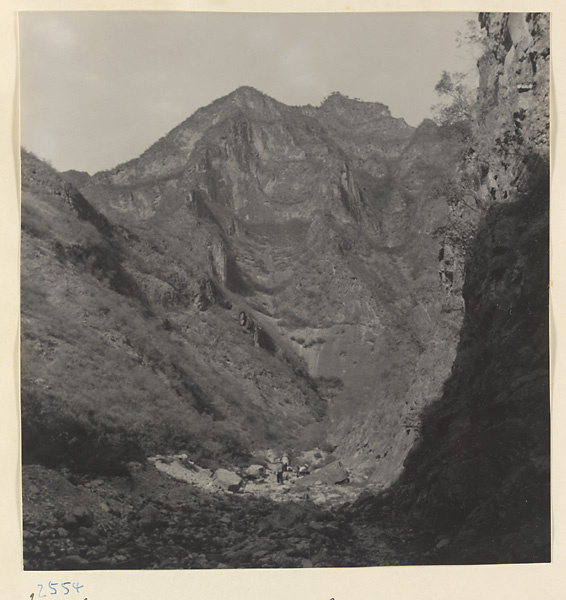 Guides and donkeys beginning ascent up to the Sheng mi zhi tang Monastery