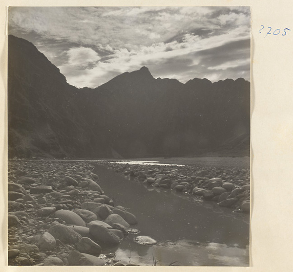 Riverbed and mountains in the Jumahe Valley