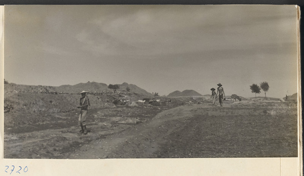 Guides on the trail through the Jumahe Valley