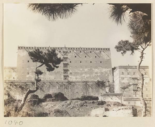 South facades of Da hong tai, Dan ta bai tai with a stupa-style pagoda on the roof, and a Bai tai at Pu tuo zong cheng miao