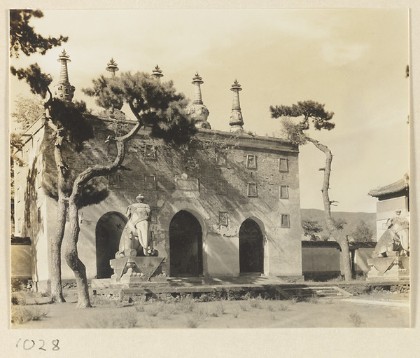 South facade of Wu ta men at Pu tuo zong cheng miao with two stone elephants