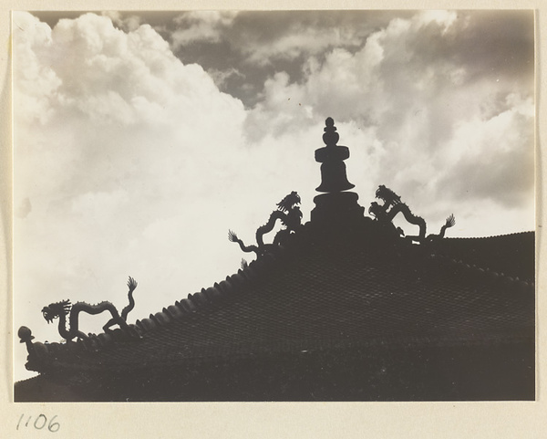 Detail showing double-eaved roof of Miao gao zhuang yan dian with dragons