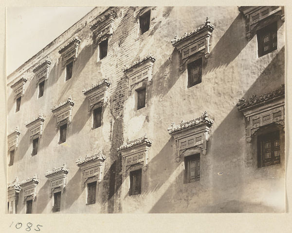 Facade detail of Da hong tai at Xu mi fu shou miao showing windows