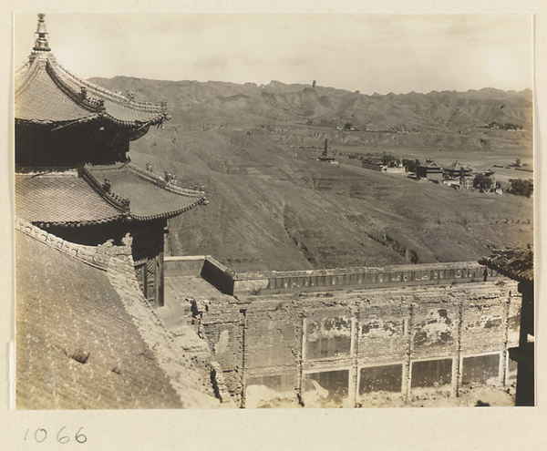 Roof of Da hong tai with octagonal, double-eaved pavilion at Pu tuo zong cheng miao and general view of Xu mi fu shou miao