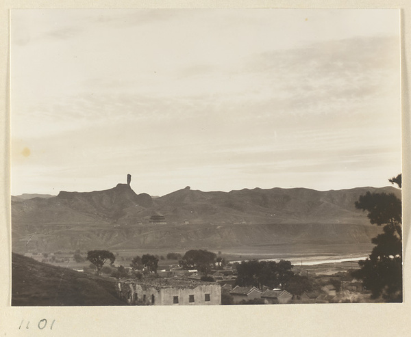 Landscape to the east of Xu mi fu shou zhi miao showing Qingchui Peak overlooking Yi li miao and the Re River