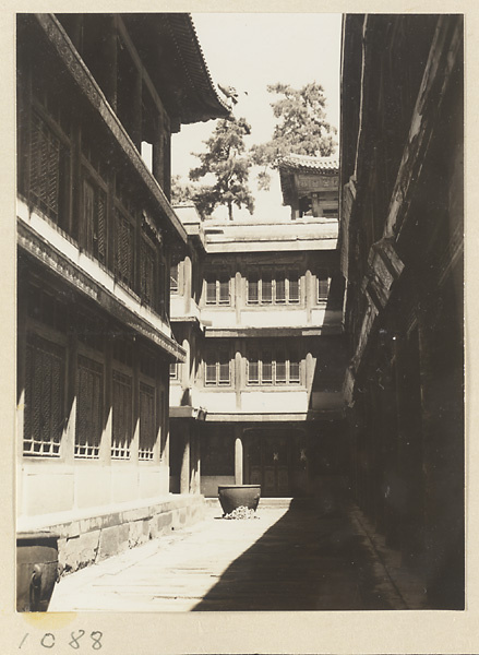 Interior courtyard of Da hong tai with east facade of Miao gao zhuang yan dian at Xu mi fu shou miao