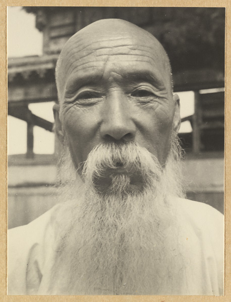 Monk at Xu mi fu shou miao