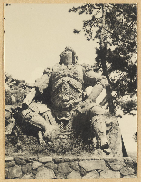 Celestial king outside Luohan tang at Chengde