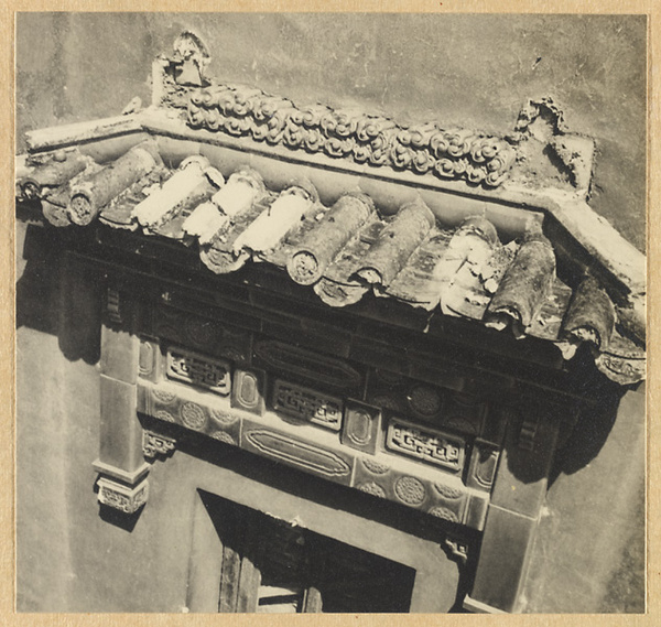 Detail of Da hong tai showing a window with glazed-tile relief work at Xu mi fu shou miao