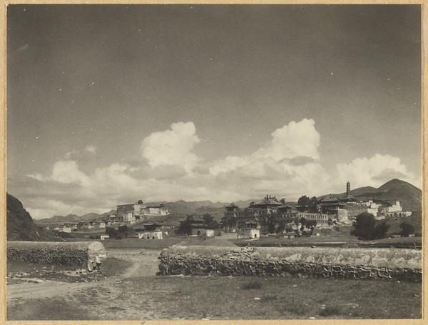 General view of the temple complexes at Pu tuo zong cheng miao and Xu mi fu shou zhi miao