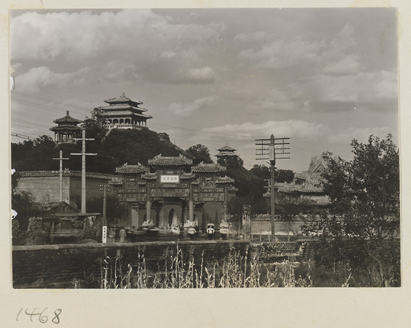 Pai lou and Wan chun ting flanked by Fu lan ting and Zhou shan ting at Jingshan Gong Yuan