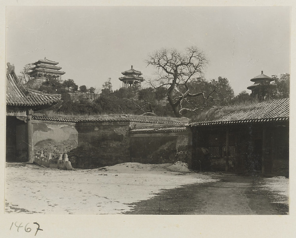 Wan chun ting (left), Fu lan ting (center), and Ji fang ting (right) seen from the courtyard of Shou huang dian