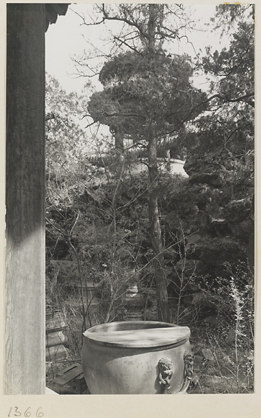 Water vat and small round pavilion in Ningshougong Yuan