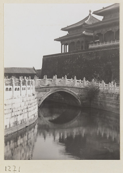 Neijinshui Qiao and detail of north facade of Wu men