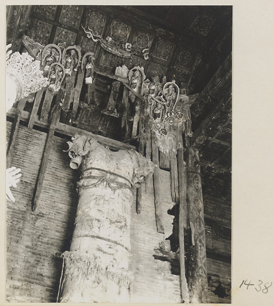 Altar with the torso of a shrine figure at Da Fo si