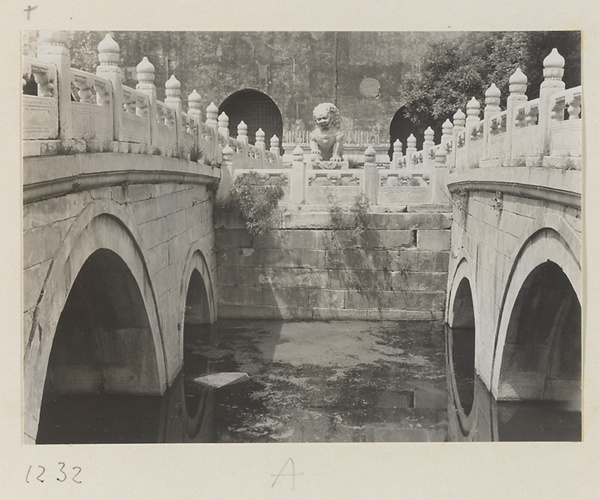 Waijinshui Qiao and marble lion south of Tian an men